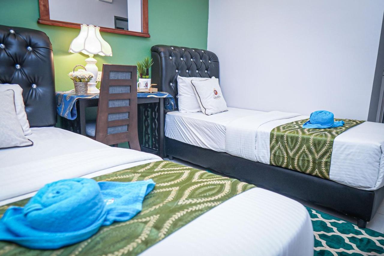 Ghazrins Desaru Hotel Pengerang Exterior foto